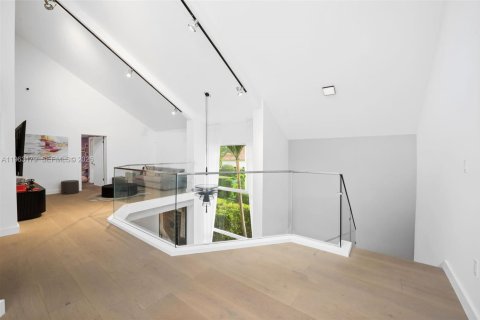 House in Miami, Florida 5 bedrooms, 451.13 sq.m. № 2081000 - photo 23