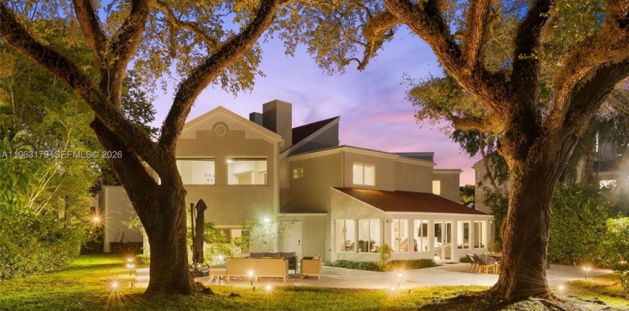House in Miami, Florida 5 bedrooms, 451.13 sq.m. № 2081000