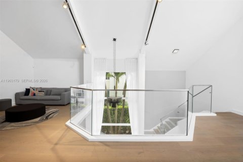 House in Miami, Florida 5 bedrooms, 451.13 sq.m. № 2081000 - photo 24
