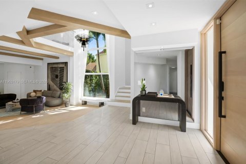 House in Miami, Florida 5 bedrooms, 451.13 sq.m. № 2081000 - photo 3