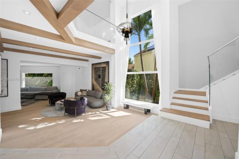House in Miami, Florida 5 bedrooms, 451.13 sq.m. № 2081000 - photo 6