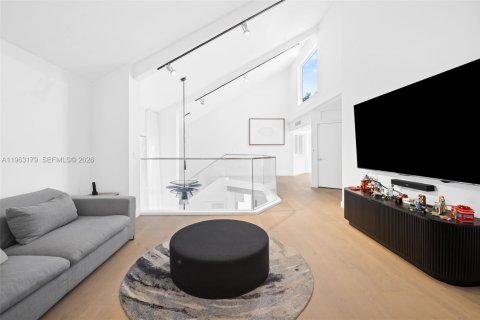 House in Miami, Florida 5 bedrooms, 451.13 sq.m. № 2081000 - photo 25