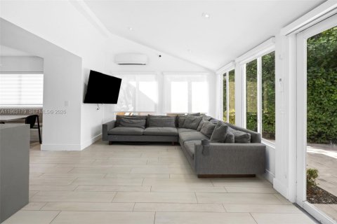 House in Miami, Florida 5 bedrooms, 451.13 sq.m. № 2081000 - photo 21