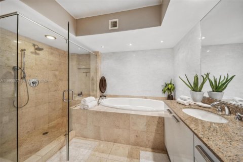 Condo in Hallandale Beach, Florida, 3 bedrooms  № 2053068 - photo 17