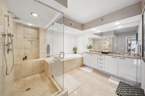 Condo in Hallandale Beach, Florida, 3 bedrooms  № 2053068 - photo 16