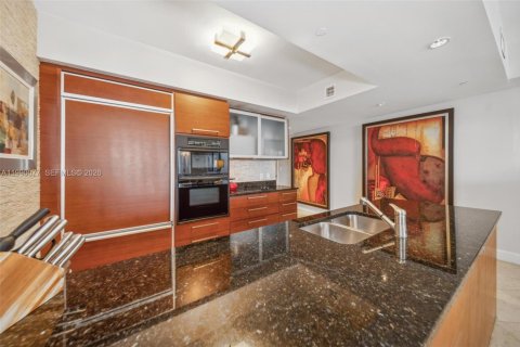 Condo in Hallandale Beach, Florida, 3 bedrooms  № 2053068 - photo 12