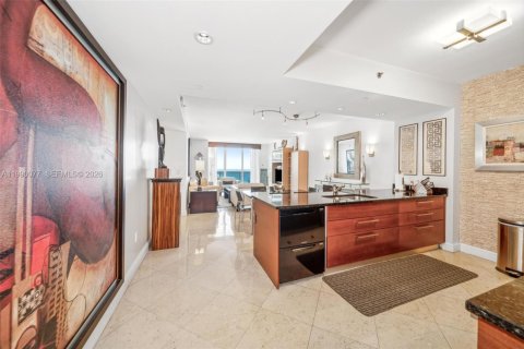 Condo in Hallandale Beach, Florida, 3 bedrooms  № 2053068 - photo 7