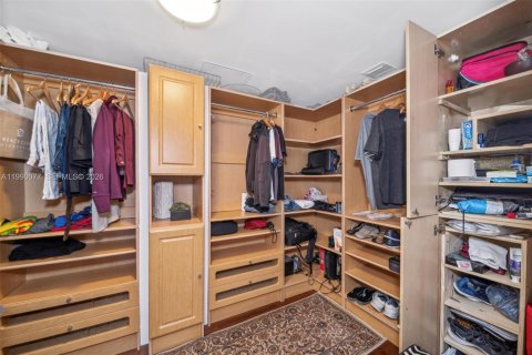 Condo in Hallandale Beach, Florida, 3 bedrooms  № 2053068 - photo 19