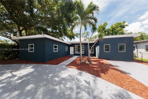 House in Miami, Florida 4 bedrooms, 137.31 sq.m. № 1887968 - photo 1