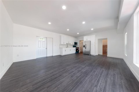 House in Miami, Florida 4 bedrooms, 137.31 sq.m. № 1887968 - photo 6