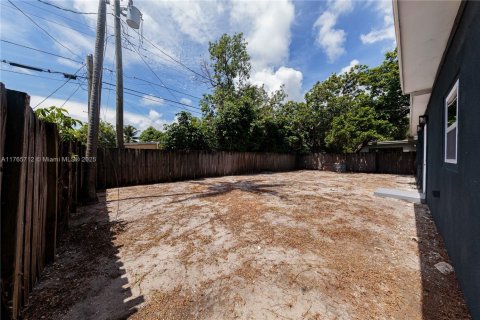 House in Miami, Florida 4 bedrooms, 137.31 sq.m. № 1887968 - photo 18