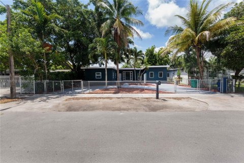 House in Miami, Florida 4 bedrooms, 137.31 sq.m. № 1887968 - photo 2