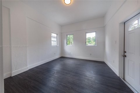 House in Miami, Florida 4 bedrooms, 137.31 sq.m. № 1887968 - photo 7