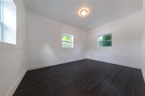House in Miami, Florida 4 bedrooms, 137.31 sq.m. № 1887968 - photo 14