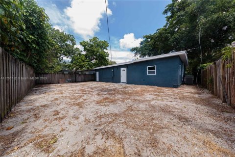 House in Miami, Florida 4 bedrooms, 137.31 sq.m. № 1887968 - photo 20