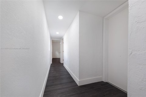 House in Miami, Florida 4 bedrooms, 137.31 sq.m. № 1887968 - photo 10