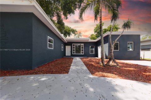 House in Miami, Florida 4 bedrooms, 137.31 sq.m. № 1887968 - photo 21