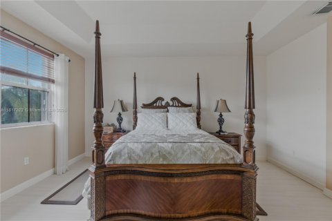 Villa ou maison à vendre à Miami, Floride: 4 chambres, 263.01 m2 № 2060190 - photo 29