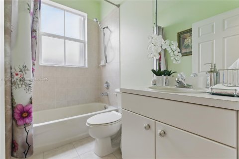 Villa ou maison à vendre à Miami, Floride: 4 chambres, 263.01 m2 № 2060190 - photo 13