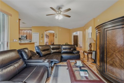 Villa ou maison à vendre à Miami, Floride: 4 chambres, 263.01 m2 № 2060190 - photo 16