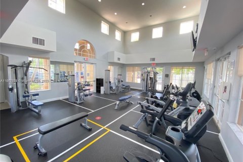 Villa ou maison à vendre à Miami, Floride: 4 chambres, 263.01 m2 № 2060190 - photo 4