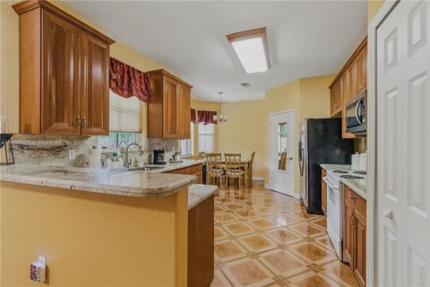 Villa ou maison à vendre à Miami, Floride: 4 chambres, 263.01 m2 № 2060190 - photo 18