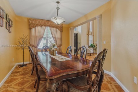 Villa ou maison à vendre à Miami, Floride: 4 chambres, 263.01 m2 № 2060190 - photo 10