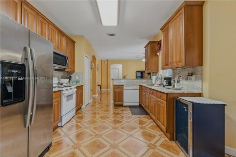 Villa ou maison à vendre à Miami, Floride: 4 chambres, 263.01 m2 № 2060190 - photo 17