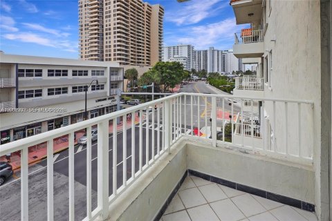 Condo in Miami Beach, Florida, 2 bedrooms  № 2067828 - photo 8