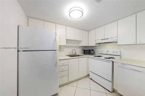 Condo in Miami Beach, Florida, 2 bedrooms  № 2067828 - photo 11
