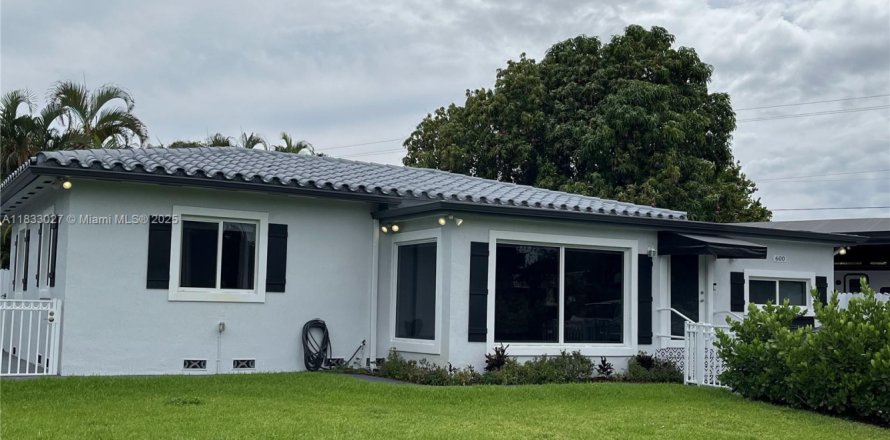 Villa ou maison à Miami Springs, Floride 3 chambres, 132.29 m2 № 1814300