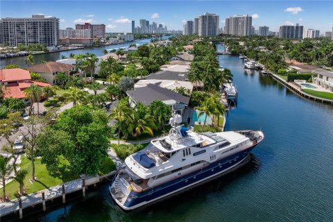 House in Hallandale Beach, Florida 4 bedrooms, 490.62 sq.m. № 1895759 - photo 6