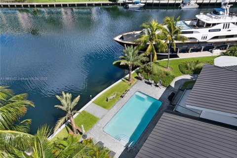 House in Hallandale Beach, Florida 4 bedrooms, 490.62 sq.m. № 1895759 - photo 7