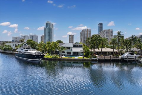 House in Hallandale Beach, Florida 4 bedrooms, 490.62 sq.m. № 1895759 - photo 9