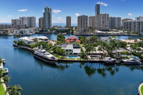 House in Hallandale Beach, Florida 4 bedrooms, 490.62 sq.m. № 1895759 - photo 1