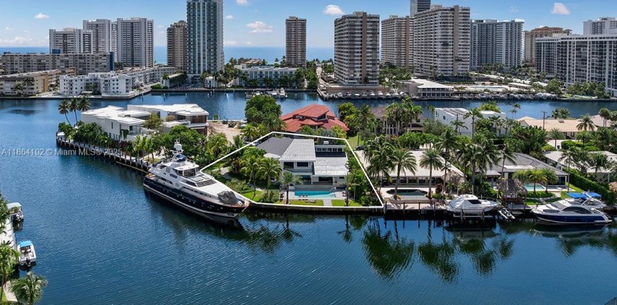 Villa ou maison à Hallandale Beach, Floride 4 chambres, 490.62 m2 № 1895759