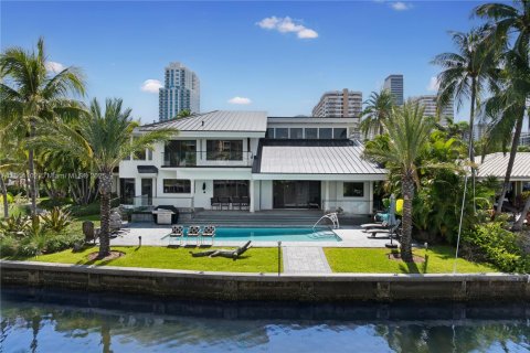 House in Hallandale Beach, Florida 4 bedrooms, 490.62 sq.m. № 1895759 - photo 11