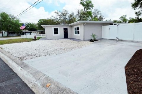House in Saint Petersburg, Florida 3 bedrooms, 135.08 sq.m. № 2119590