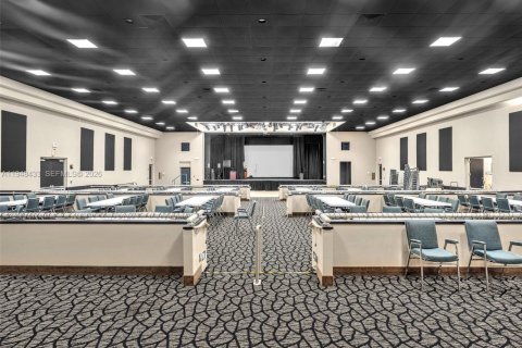 Condo in Pembroke Pines, Florida, 2 bedrooms  № 2004645 - photo 2