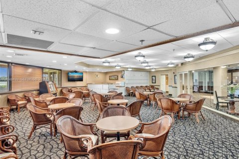 Condo in Pembroke Pines, Florida, 2 bedrooms  № 2004645 - photo 3