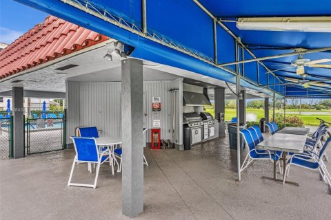 Condo in Pembroke Pines, Florida, 2 bedrooms  № 2004645 - photo 1