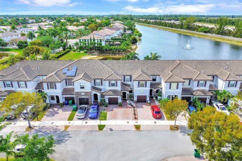 Townhouse in Doral, Florida 3 bedrooms, 150.13 sq.m. № 1804426 - photo 11