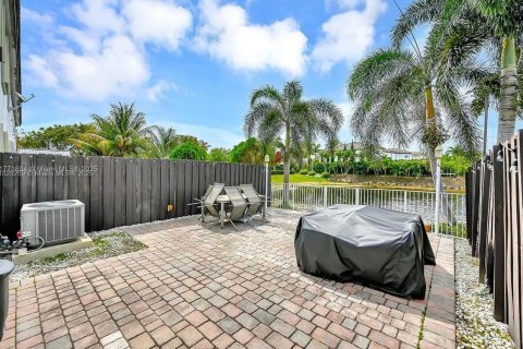 Townhouse in Doral, Florida 3 bedrooms, 150.13 sq.m. № 1804426 - photo 10