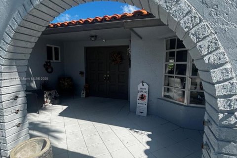 House in Lighthouse Point, Florida 3 bedrooms, 241.82 sq.m. № 1893013 - photo 3