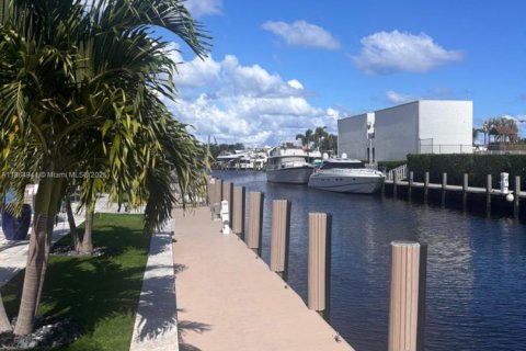 House in Lighthouse Point, Florida 3 bedrooms, 241.82 sq.m. № 1893013 - photo 18