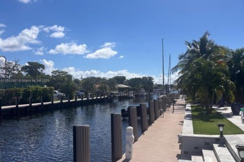 House in Lighthouse Point, Florida 3 bedrooms, 241.82 sq.m. № 1893013 - photo 19