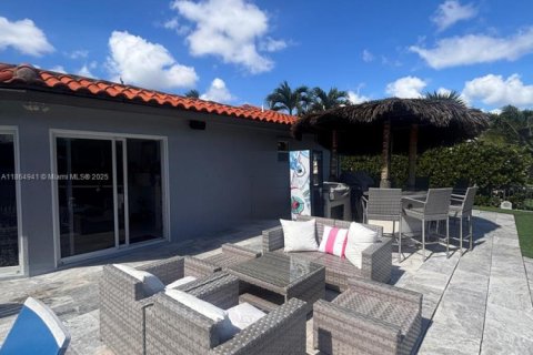 House in Lighthouse Point, Florida 3 bedrooms, 241.82 sq.m. № 1893013 - photo 21