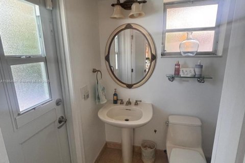 House in Lighthouse Point, Florida 3 bedrooms, 241.82 sq.m. № 1893013 - photo 11