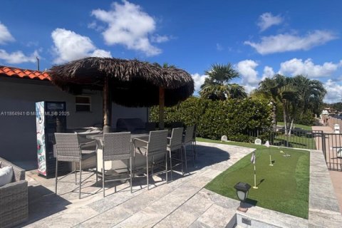 House in Lighthouse Point, Florida 3 bedrooms, 241.82 sq.m. № 1893013 - photo 20