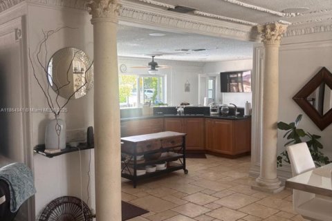 House in Lighthouse Point, Florida 3 bedrooms, 241.82 sq.m. № 1893013 - photo 4